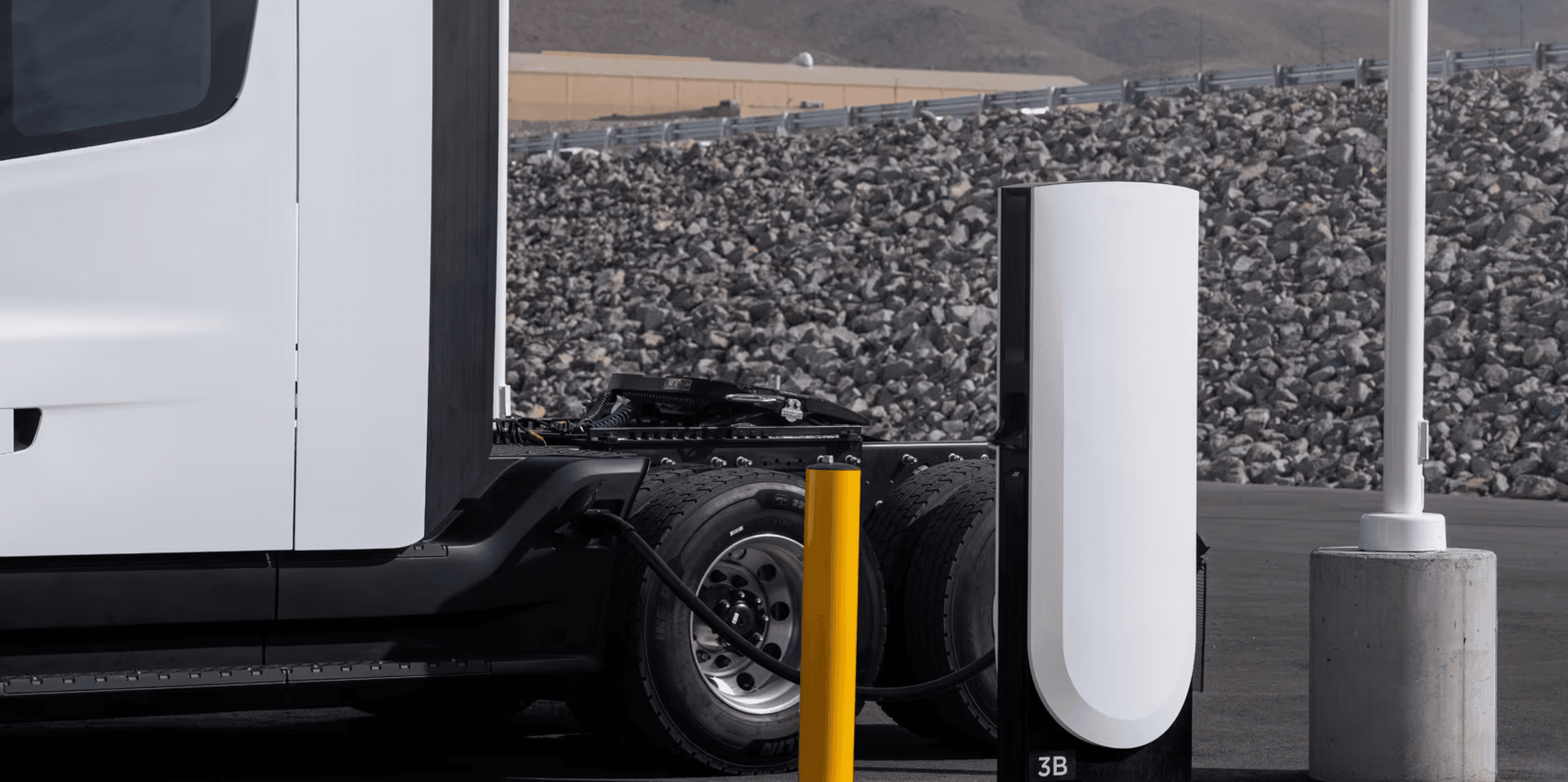 Tesla, Semi için Basecharger'ı piyasaya sürüyor, 188.000 dolarlık Megacharger fiyatını açıkladı