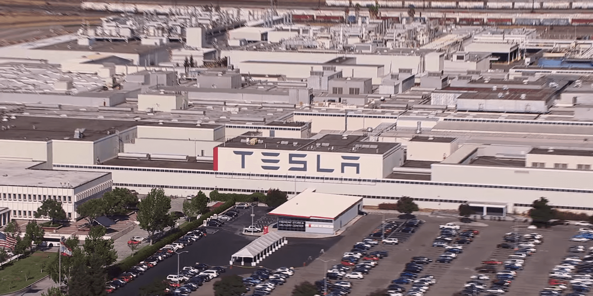 Tesla, ırkçılık davasında kısmen uzlaştı; yüzlerce işçi davayı sürdürüyor