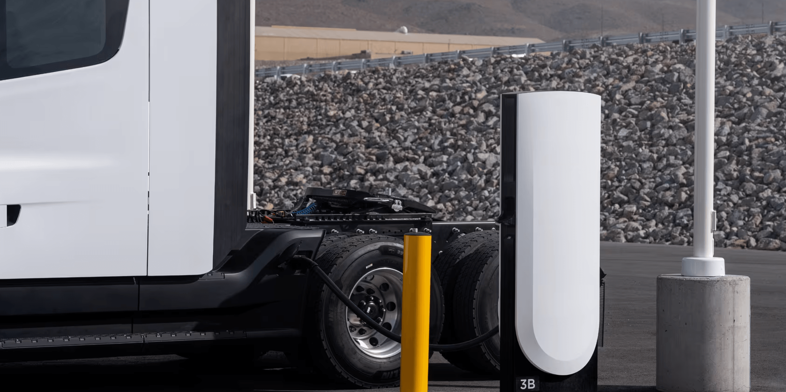 Tesla, Semi için Basecharger'ı piyasaya sürüyor, 188.000 dolarlık Megacharger fiyatını açıkladı