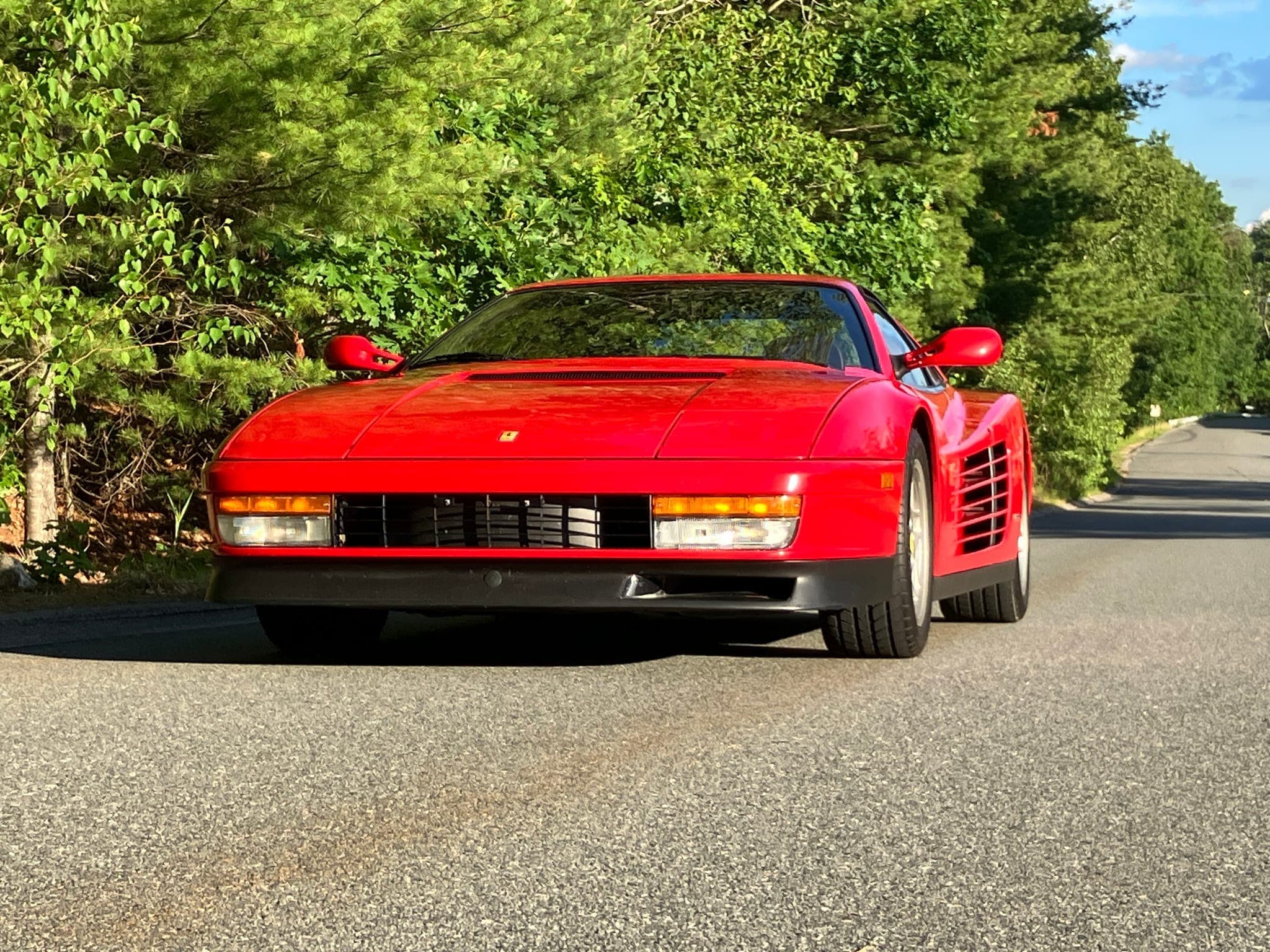 Takıntılı Bir Şekilde Bakılmış 1990 Ferrari Testarossa BaT'de Satışta