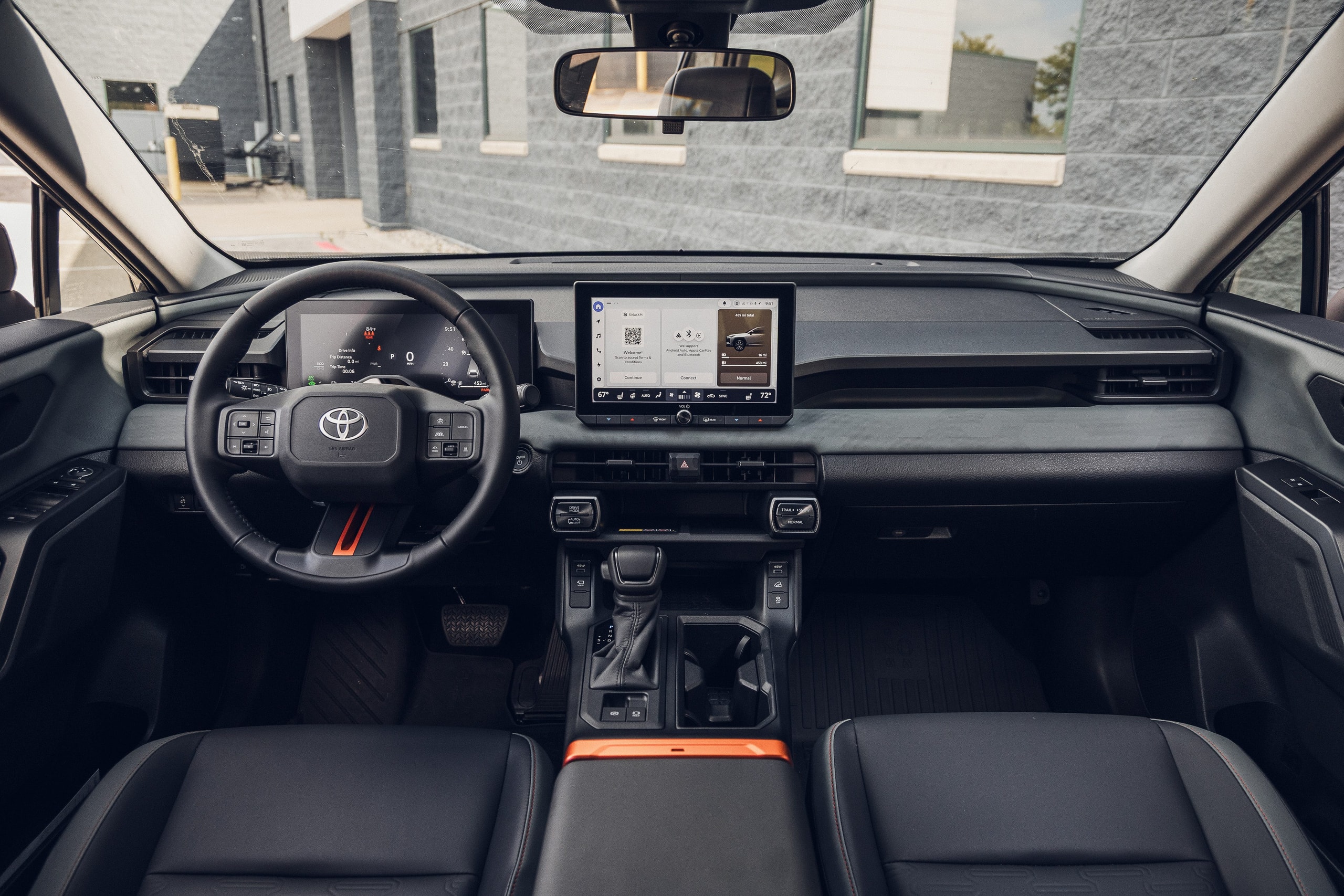 2026 Toyota RAV4 Woodland PHEV'in İç Mekan Fotoğrafları