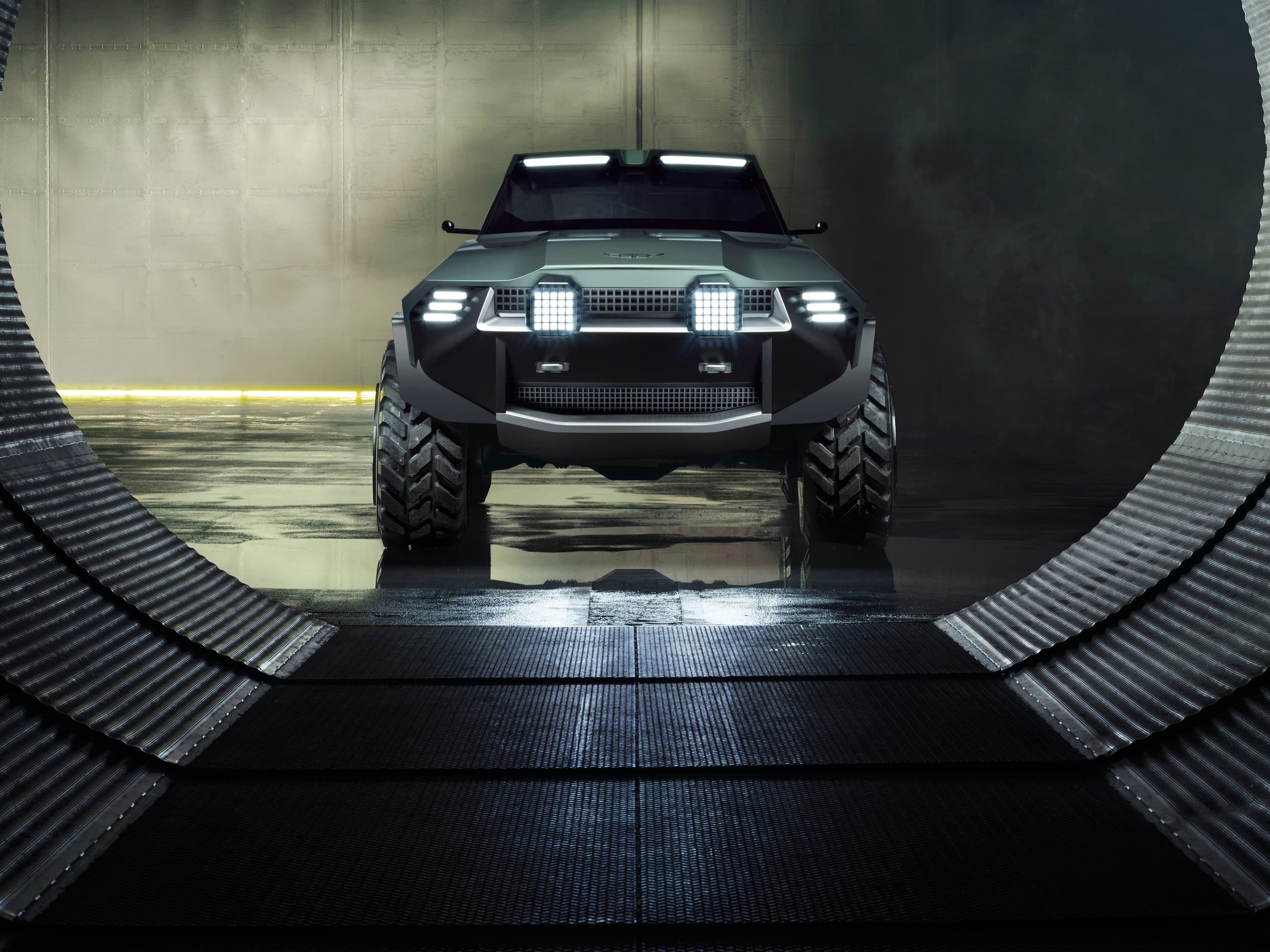 Bu Çılgın V-12 Motorlu Aston Martin SUV Savaşa Hazır