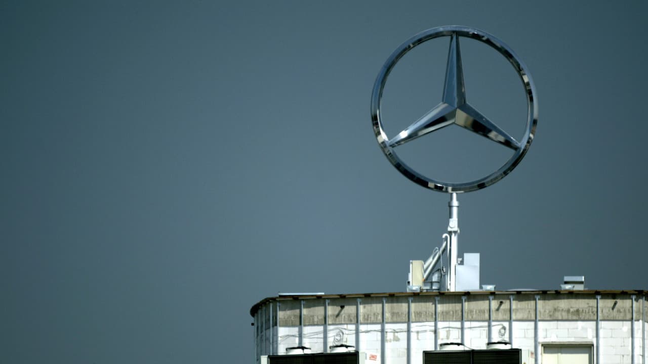Mercedes işçisinden protesto: Ağır şartlara karşı üretimi durdurdular!