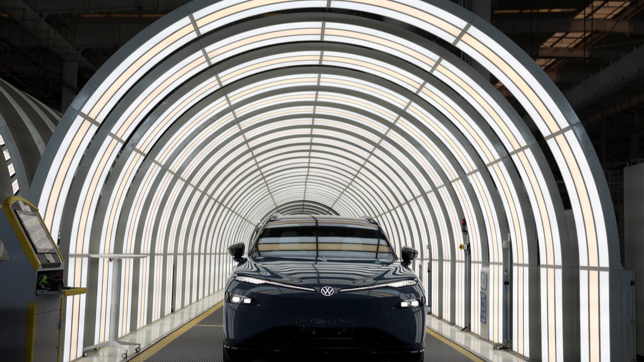 Alman otomotiv devinden tarihi plan: Fabrikalar kapanıyor, 100 bin kişi işten çıkarılıyor