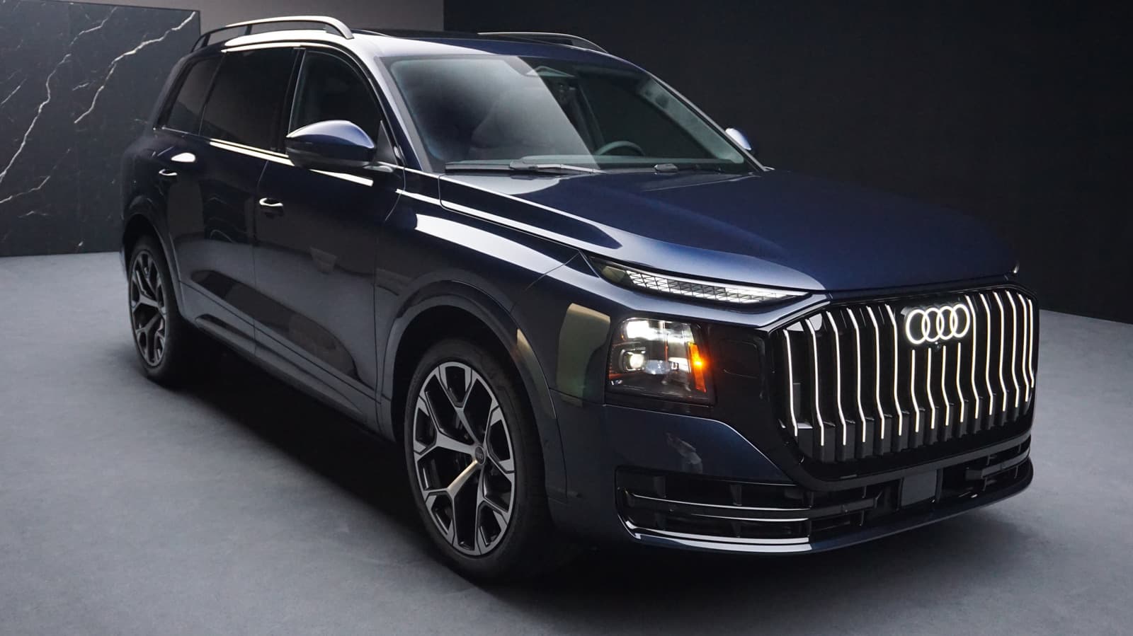 2027 Audi Q9: Q7'den Daha Uzun, Daha Kalın ve Köklü Ra-ki-plerine Karşı Mücadele Ediyor