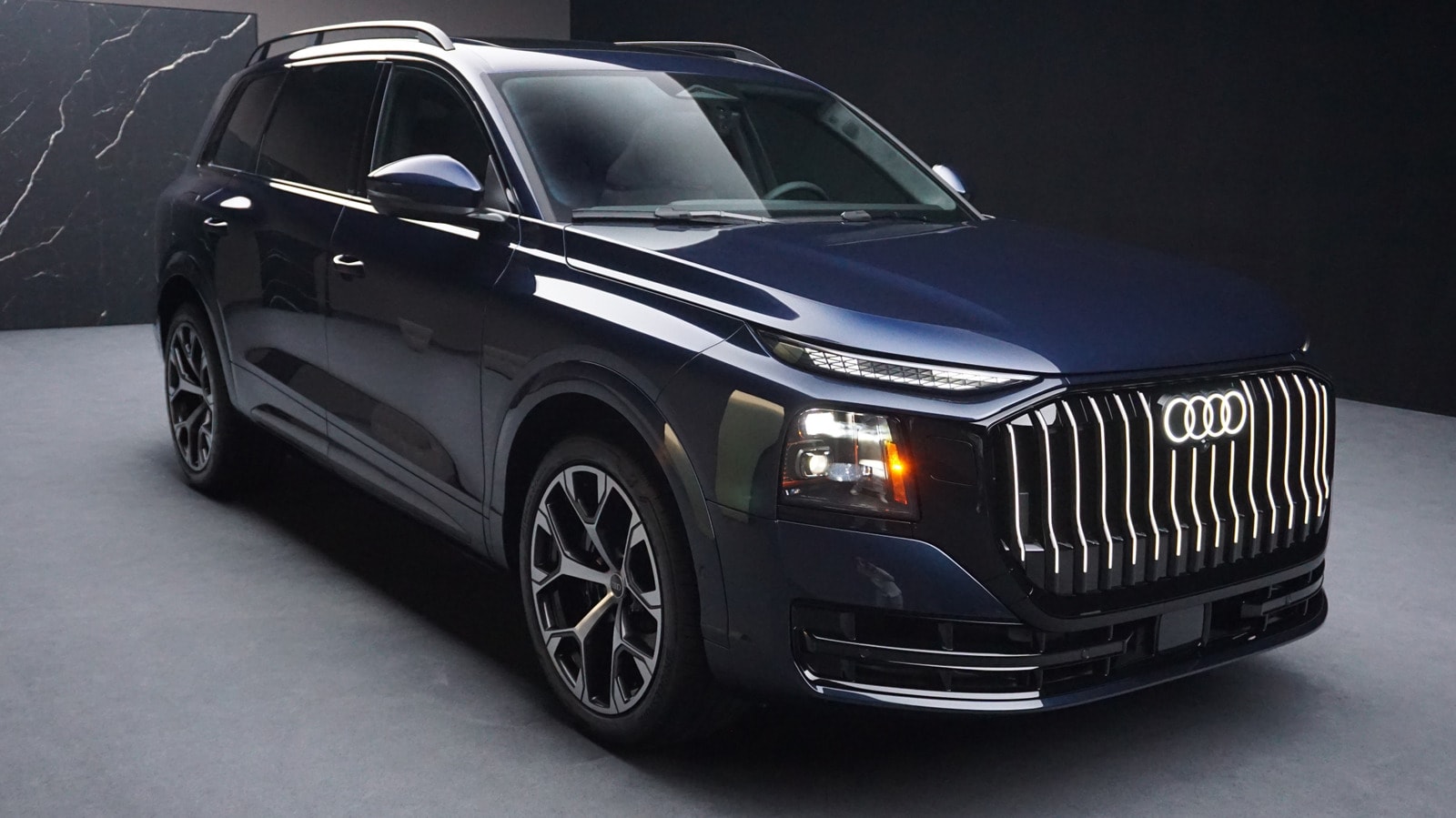 2027 Audi Q9: Q7'den Daha Uzun, Daha Kalın ve Köklü Ra-ki-plerine Karşı Mücadele Ediyor