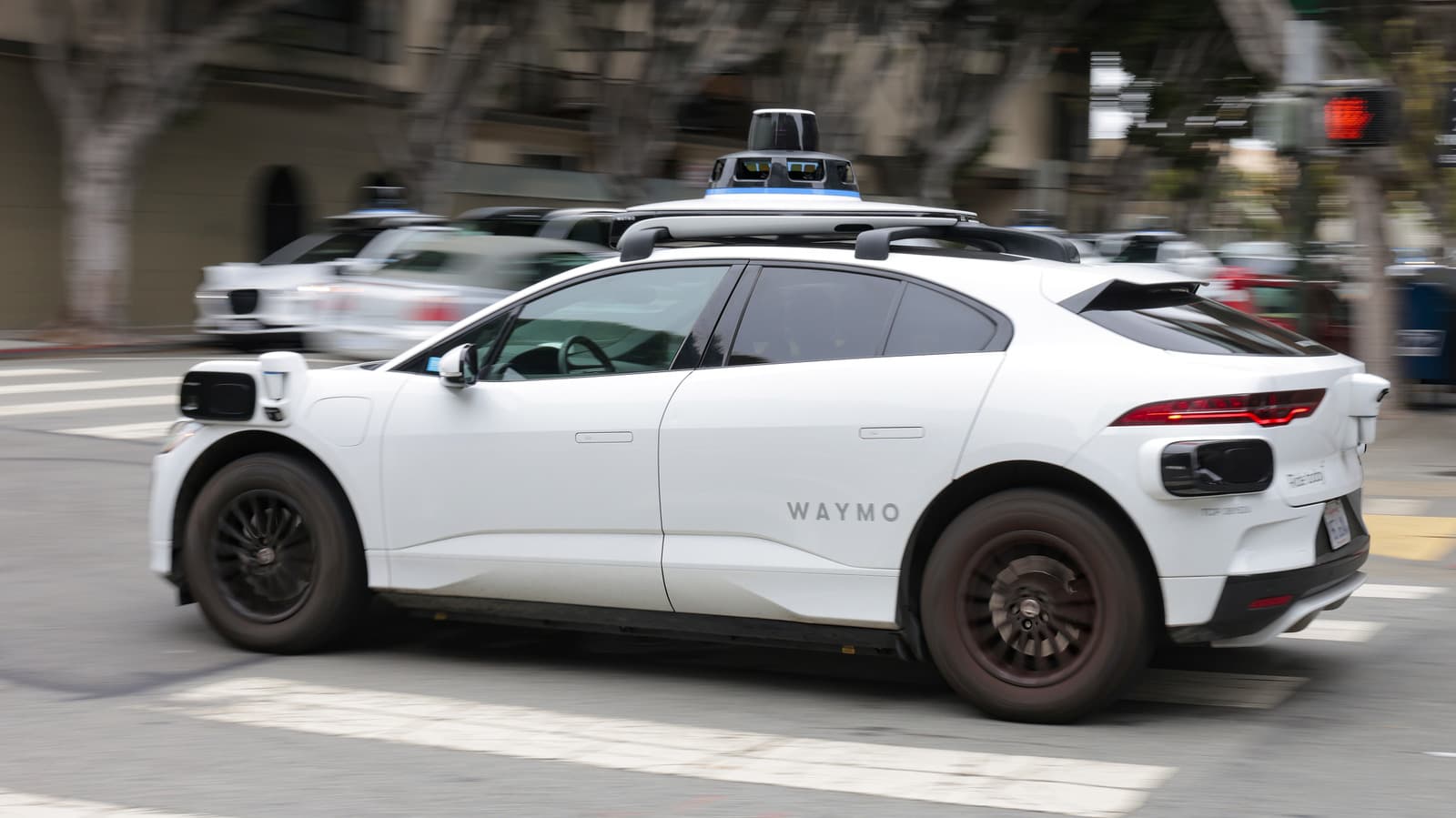 IIHS: Verilere Gözünü Sıkı Sıkıya Kapatırsanız Waymo'lar İnsan Sürücülerden Daha Güvenli