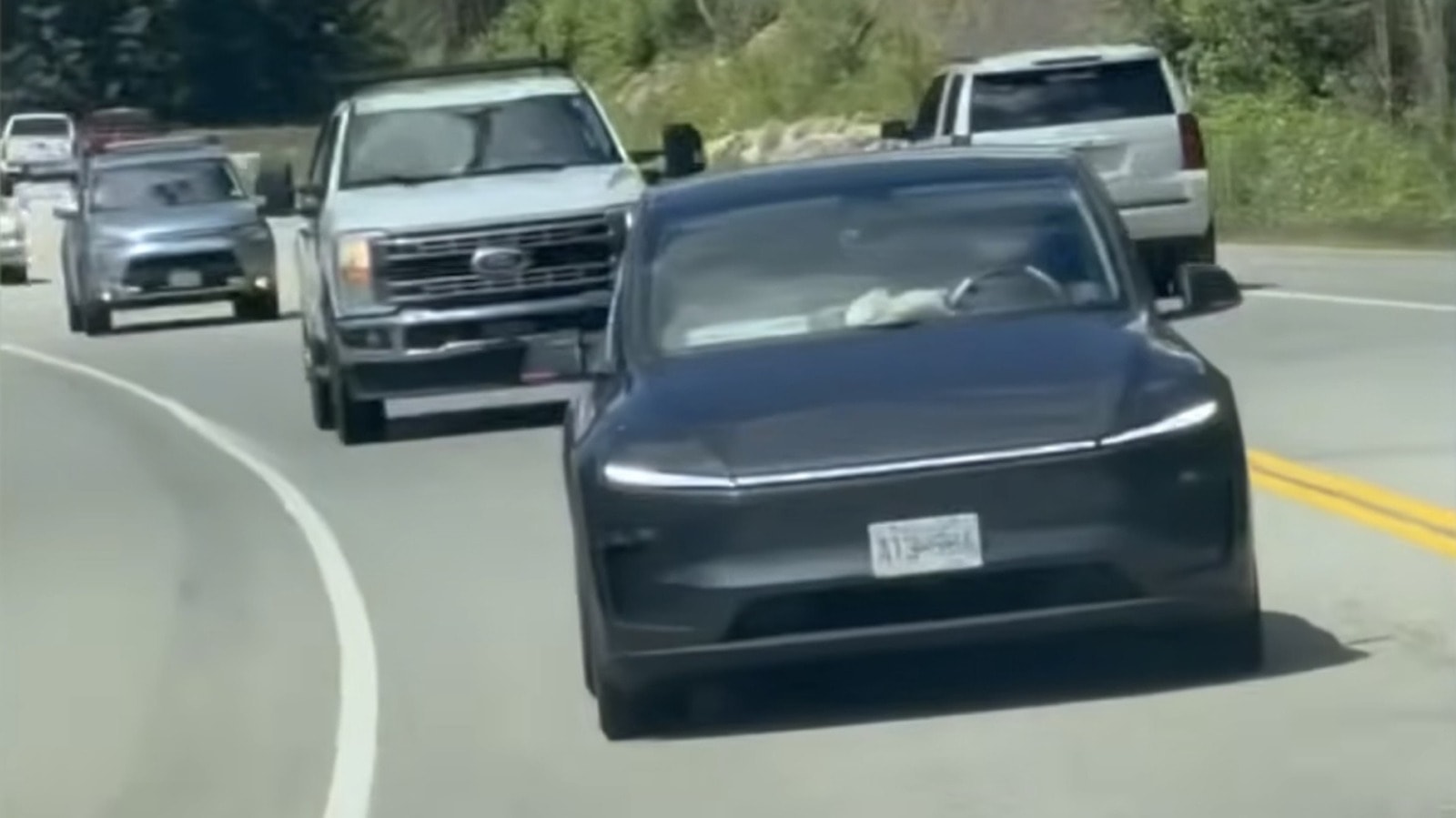 Tesla FSD, Kanada Dağ Geçidinde Direksiyon Başında Uyuyan Sürücünün Güneş Gözlüğü Sayesinde Atlatıldı