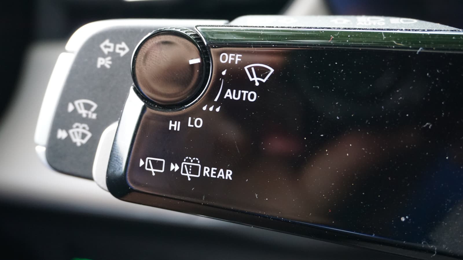 Yeni Audi Q3'ün Şık Sinyal Kolu Aslında Gerçekten Havalı ve Kullanması Keyifli