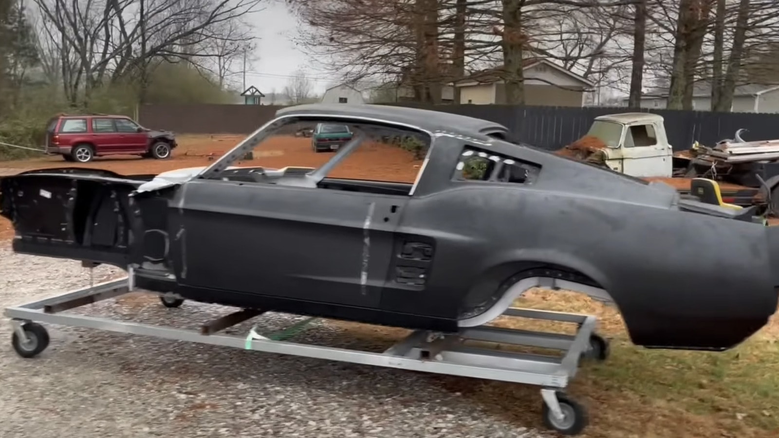 Bu YouTuber, Sıfırdan Yepyeni Bir 1967 Ford Mustang İnşa Ediyor