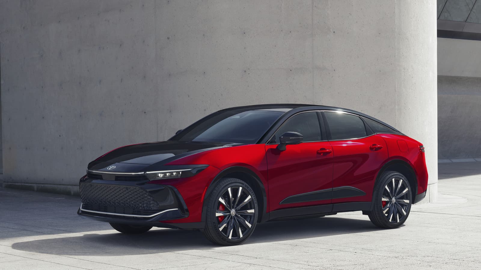 Toyota, Çirkin Olduğunu Düşündüğünüz Crown'un Çift Tonlu Boyasını Düzeltti