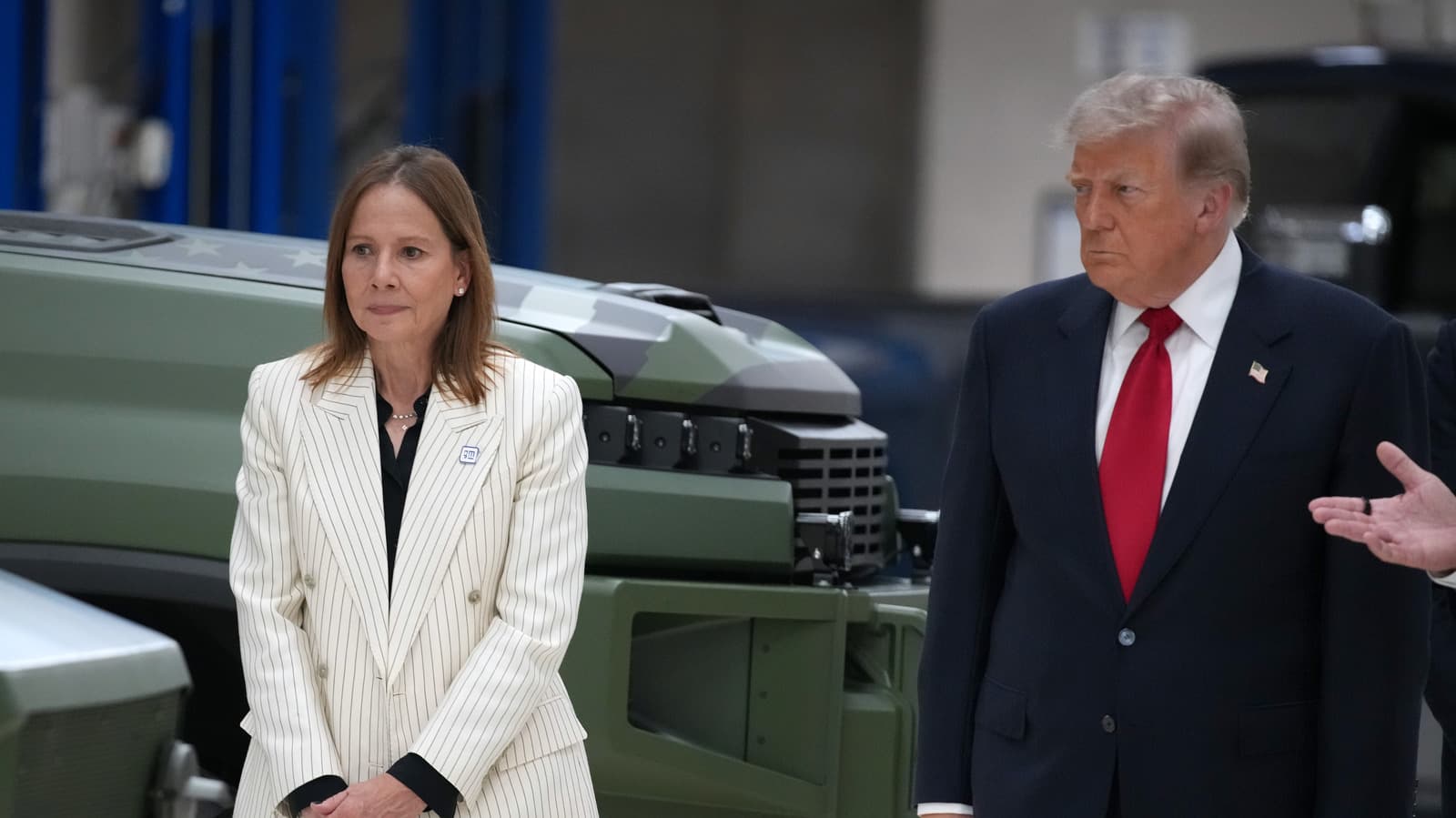 Trump Arabalara Karşı Savaşa Katılıyor, Mary Barra'ya 'Silveradolarınızdan Birinin Bana Çarpmasından Emin Değilim' Diyor