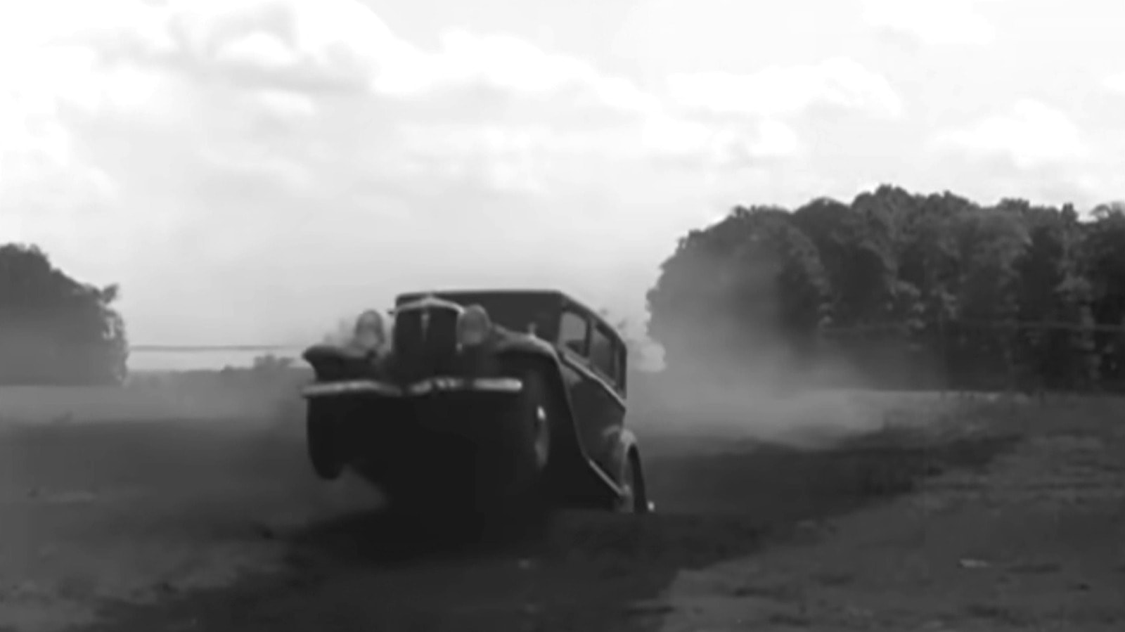 Studebaker'ın Zorlu 1932 Araç Testinde Yetişkin Adamların Bir Arabayı Tepeden Aşağı Atmasını İzlemek Apayrı Bir Keyif